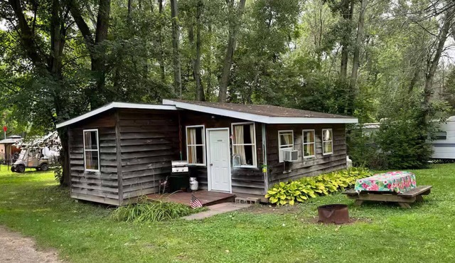 Charming 2-bedroom cabin with AC in West Chazy