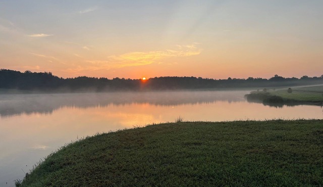 Charming 2-bedroom cottage in peaceful Magnolia with WiFi, 30 acre private lake