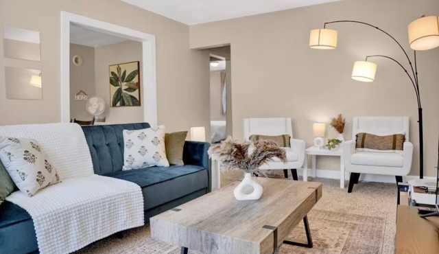 Charming 2-bedroom house in amazing Belleville with AC, WiFi