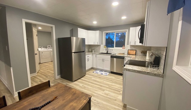 Charming 2-bedroom house with WiFi and AC in quaint Sesser near Rend Lake