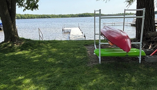 Charming 2-bedroom Lakefront House with Upnorth Feel