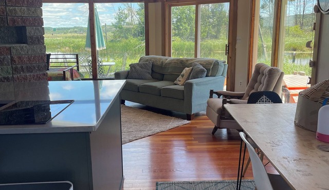 Charming 2-bedroom waterfront cabin with AC, WiFi in serene Arcadia