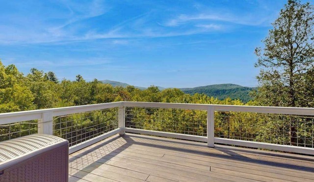 Charming 2 BR home with Stunning Views from outdoor deck