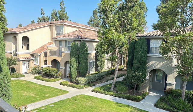 Charming 2B&3B townhome in Oak Creek Irvine