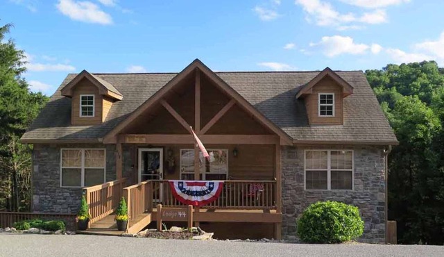 CHARMING 2BR. CABIN, NEAR SILVER DOLLAR CITY, BOOK NOW FOR SUMMER 26