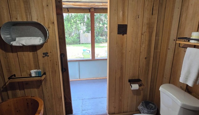 Charming 3/2 house with AC in Homosassa, Chaz. Across from the Chaz river.