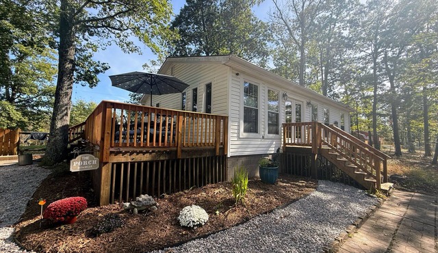 Charming 3-bd house/hot tub nestled in 2 private acres 6 min to Berkeley Springs in Berkeley Springs