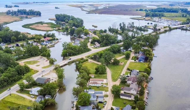 Charming 3-bedroom Canal House located on Silver Creek with Lake Erie access.