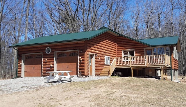 Charming 3-bedroom cabin in the woods with beach access