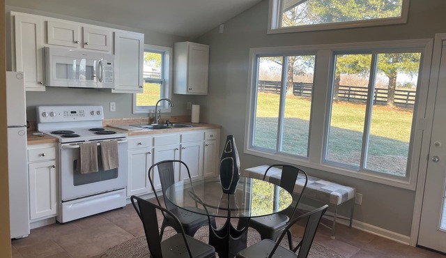 Charming 3-bedroom detached cottage on horse farm near Lexington and Georgetown.
