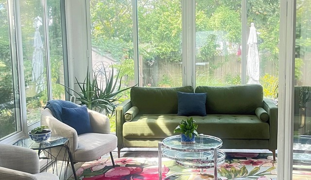 Charming 3 bedroom house- close to the train to NYC, the best beaches and more!