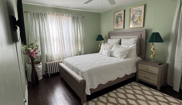 Charming 3-bedroom house in Queens with WiFi and AC