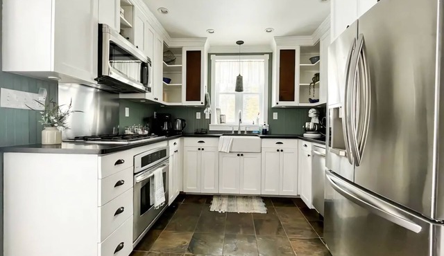 Charming 3-bedroom farmhouse with AC, WiFi in serene Middleburgh