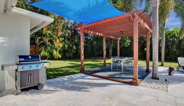 Charming 3-bedroom bungalow with Heated pool in Oakland Park/Fort Lauderdale.