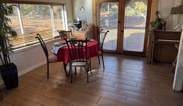 Charming 3-bedroom farmhouse with AC, WiFi in brilliant Sandia Park