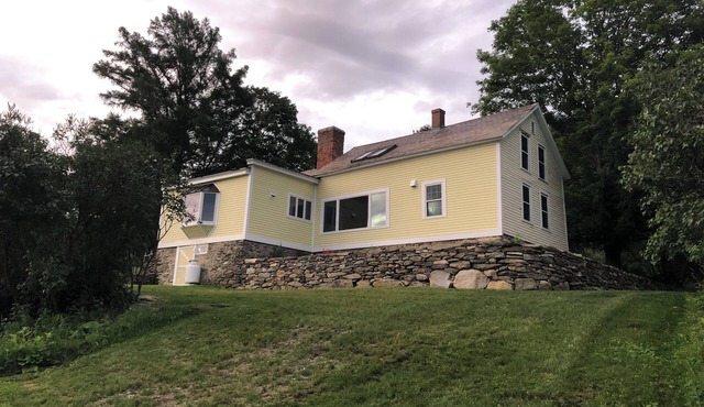 Charming 4-bedroom farmhouse with WiFi, AC in Enchanting Middletown Springs