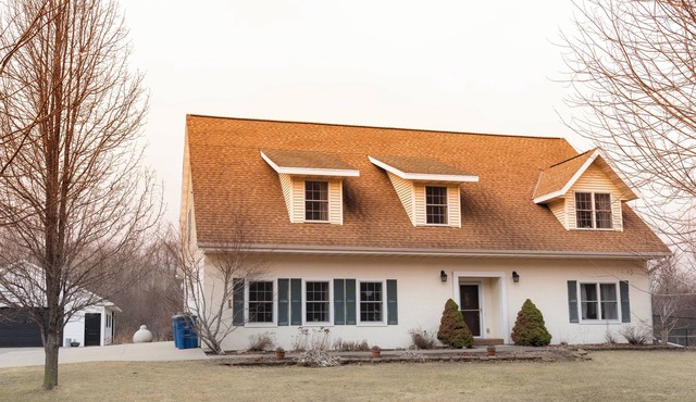 Charming and Spacious NFL Draft-Ready 3-bedroom Estate in Green Bay, WI in Suamico