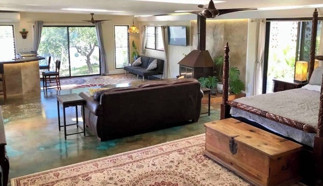 Charming bed & breakfast on the slopes of Haleakala with AC, WiFi.