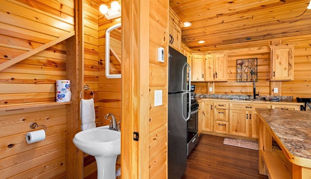 Charming cabin only feet from Lake Superior