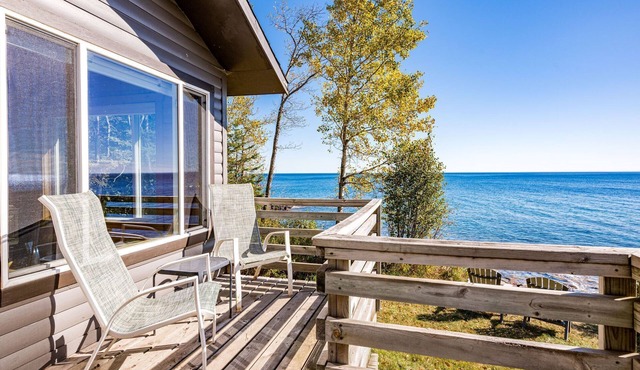 Charming cabin only feet from Lake Superior