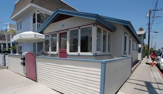 Charming, Classic Newport Beach Bungalow - Steps to Beach! Patio & Sun Porch