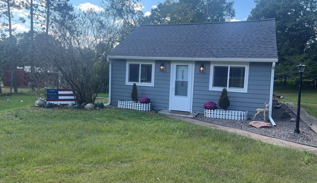 Charming “Deer Haven Cottage ” 2-bedroom house , extra amenities, in Hayward.