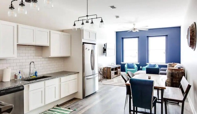 Charming downtown 2-bedroom walkable condo with WiFi, free parking & gym.