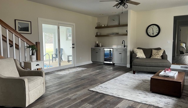 Charming farmhouse with 4 bedrooms, indoor pool, WiFi and AC in soothing Otsego