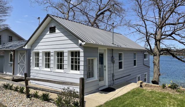 Charming Lake Cottage! Close to Shipshewana, Clean Lake, Boat Rentals