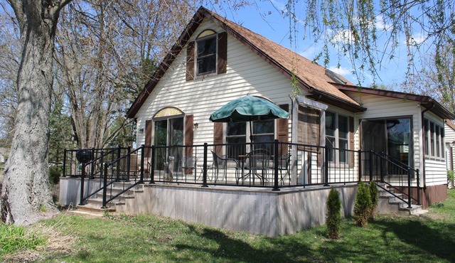 Charming lake front 3-bedroom cottage in Coldwater, Michigan