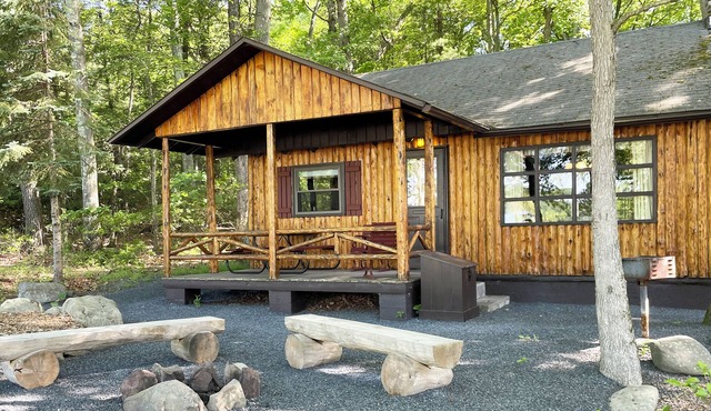 Charming Lake Front Log Cabin with Fire Pit in the Poconos