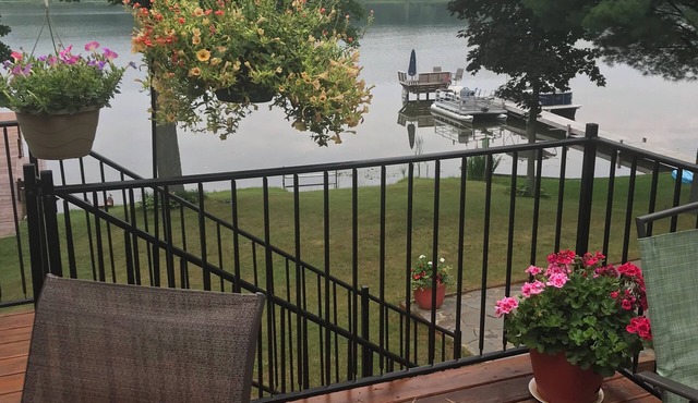Charming lakefront cottage with baby grand piano to use by qualified renters.