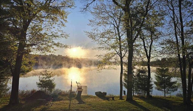Charming Lakefront home w/dock, gas grill, fire pit, on ATV/Snowmobile trail