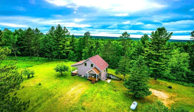 Charming lodge with 3 bedrooms, 2 bathrooms and amenities
