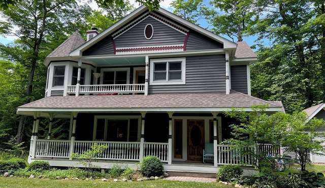 Charming Mackinac Island cottage close to Woods golf course