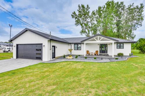 Charming Middlebury Retreat w/Patio & Fire Pit