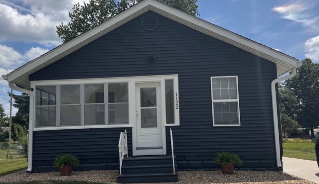 Charming Oasis 2-bedroom house with AC, WiFi in small town Taylorville