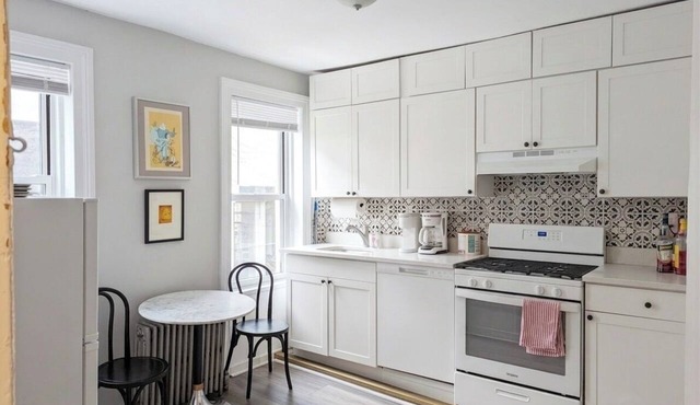 Charming Park Slope/Gowans 2 bedroom. F, G and R stop on same block.