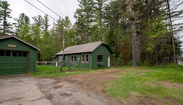 Charming pet friendly 2-bedroom cabin in Raybrook