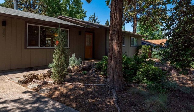 Charming, private 2-bedroom house with WiFi, AC in convenient Bend neighborhood.