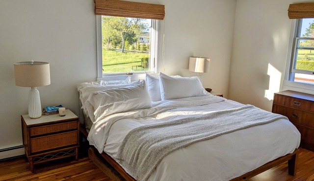 Charming ranch house with pool, steps to beach in Orient