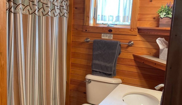 Charming Rustic Cottage in the Heart of Laurel Highlands, PA Escape to this cozy, rustic retreat nestled in the stunning Laurel Highlands of Pennsylvania & Deer Creek Winery, where nature meets comfort & taste. Perfect for a weekend getaway or