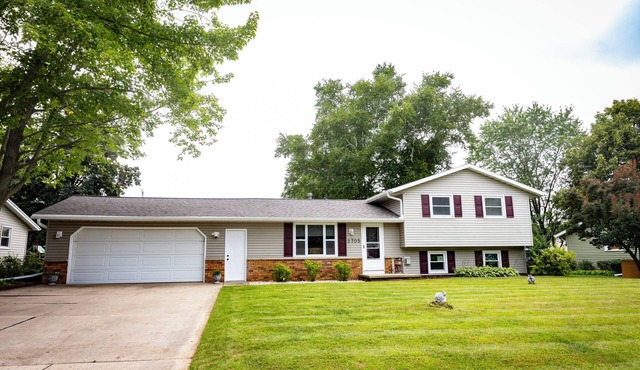 Charming split-level near Lambeau in Green Bay