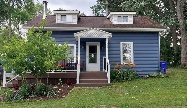 Charming, updated 3-bdrm house w/view of Lake Ontario- Waterport/Sunset Beach