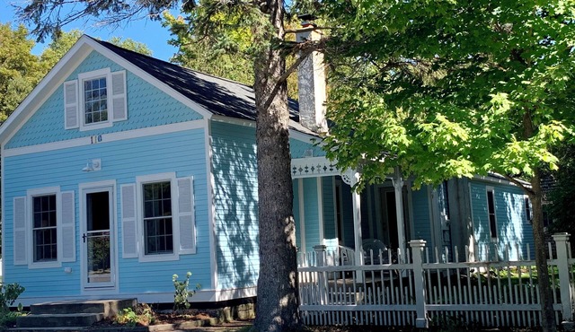 Charming updated cottage in the heart of Leland. Walk to all the attractions!