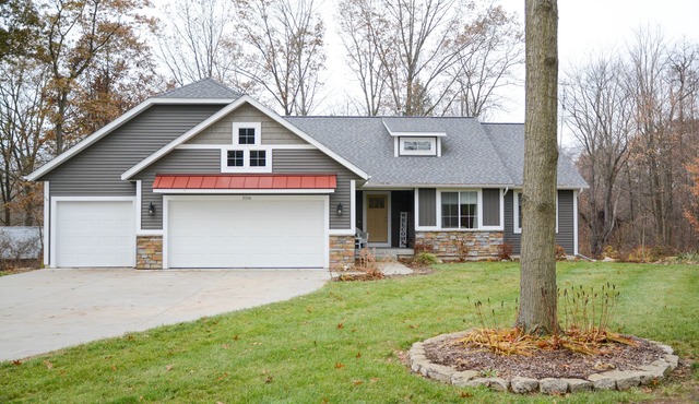 Charming w/Grill, Hot Tub, firepit, Trails, 3.3 Acres-Just 4 Mi From Saugatuck!