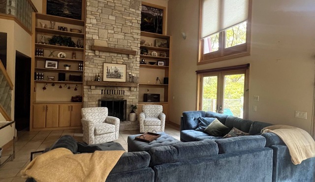Charming Woodland Retreat, Sleeps 12 – Perfect for Gatherings