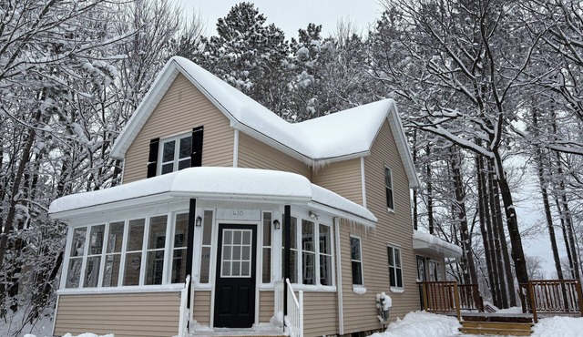 Charmingly renovated 1920's ski cottage in Indian Village in Wakefield.
