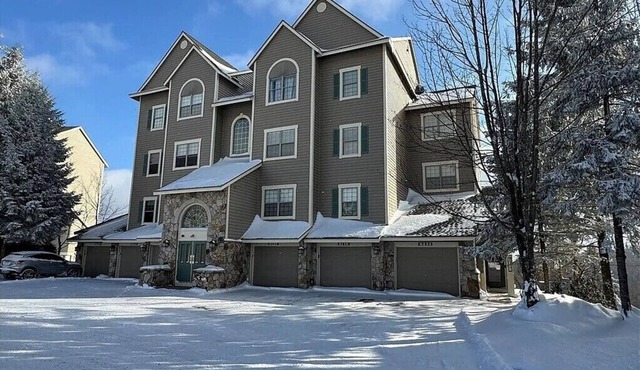 Check in Early! 3-bedroom condo in awesome Champion with AC, Wi-Fi, and Fun!