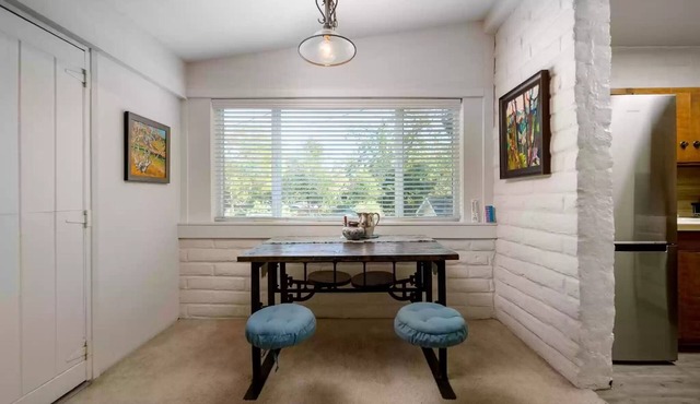 Cheerful 2 bedroom 2 bath Cottage with fireplace